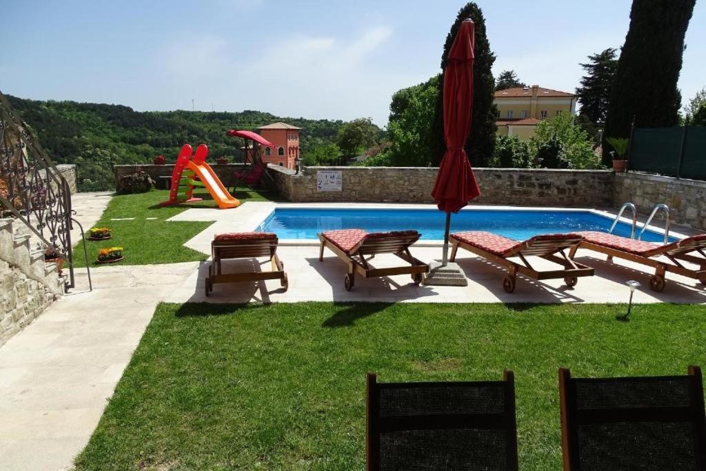 Letizia Villa *